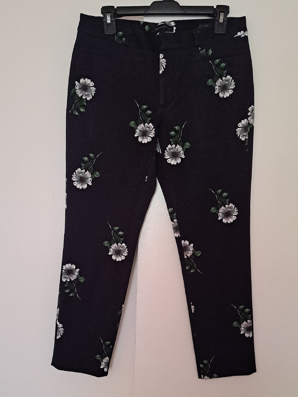 Banana Republic Black Floral Ankle Jeans  White Daisy Like Flowers .